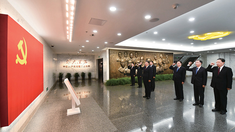 2017年10月31日，中共中央總書記、國家主席、中央軍委主席習近平帶領中共中央政治局常委李克強、栗戰書、汪洋、王滬寧、趙樂際、韓正，瞻仰上海中共一大會址和浙江嘉興南湖紅船。這是31日上午，在上海中共一大會址紀念館，習近平帶領其他中共中央政治局常委同志一起重溫入黨誓詞。 